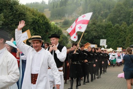 Barwny korowód z okazji TKB przeszedł przez Wisłę